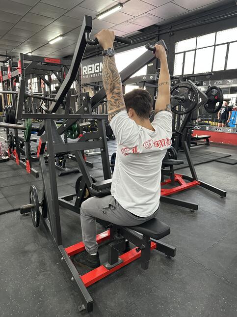 Cómo Hacer Jalón en Máquina con Agarre Abierto
